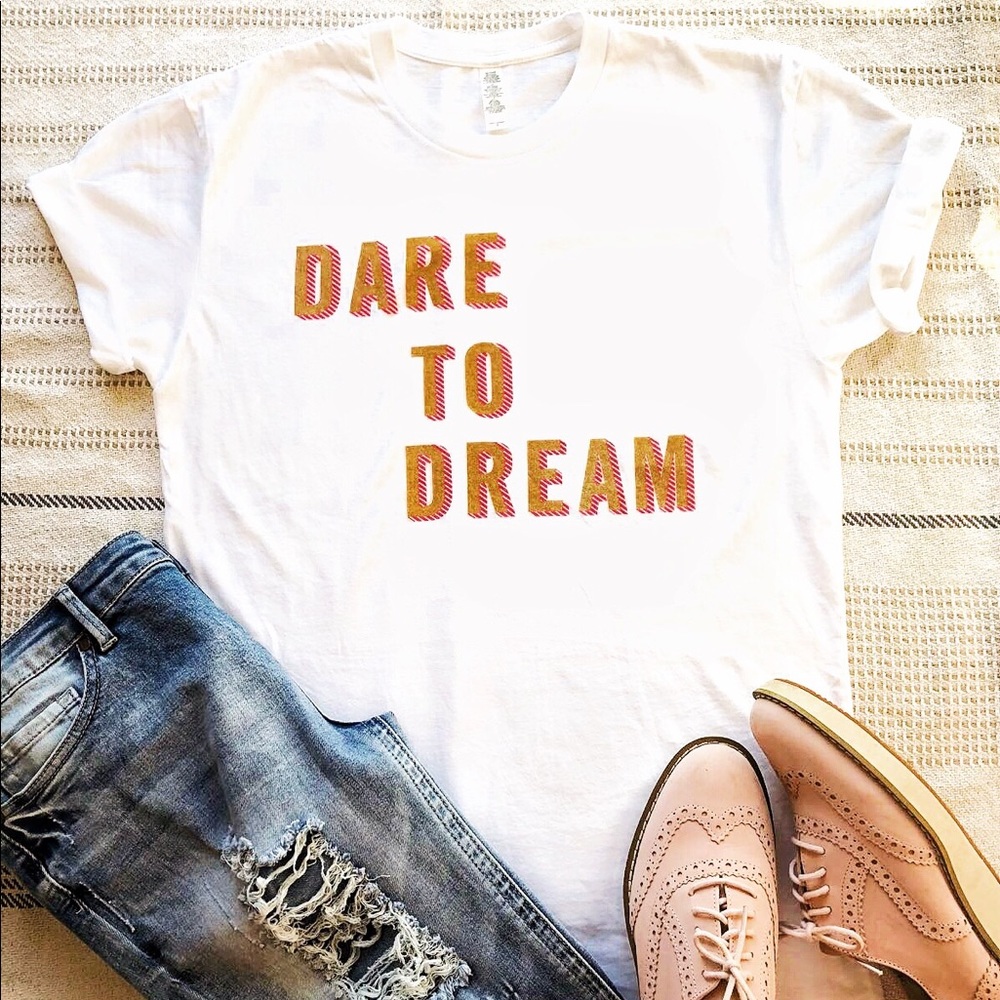 Women graphic tee/women slogan tee.